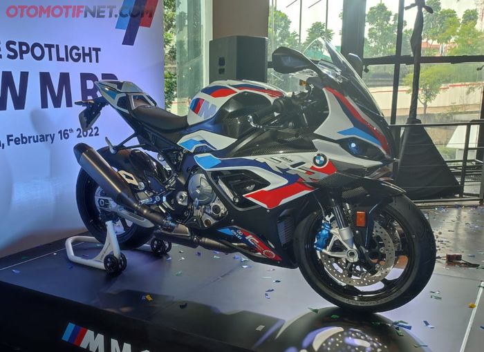 BMW M 1000 RR berbobot enteng dengan racikan bahan dari titanium dan karbon