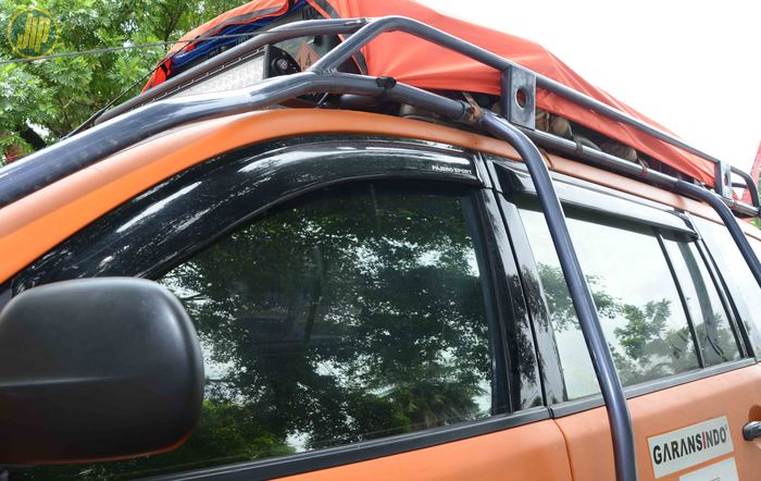 Roof rack didisain menyatu dengan exocage untuk mengakomodir barang bawaan Mitsubishi Pajero Sport ini saat off-road. 