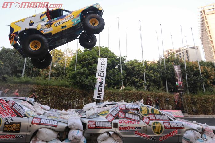 Aksi Gajah Monster di Otobursa Tumplek Blek tahun 2019.