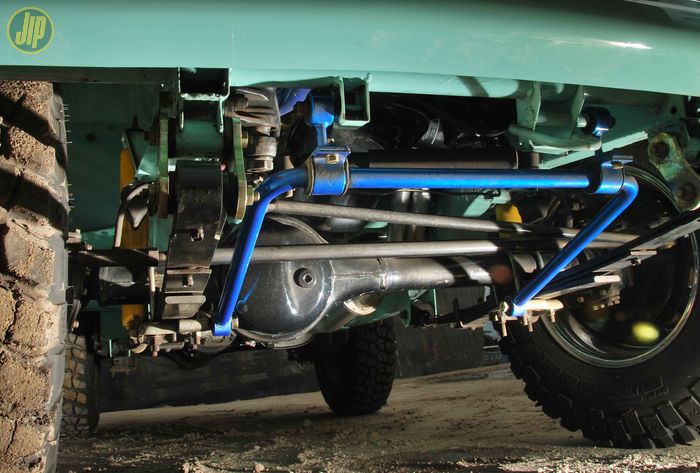 Konversi Suzuki Jimny 4x2 ke 4x4, perhatikan tatakan per dan U-bolt pengikat gardan bagian kanan depan.