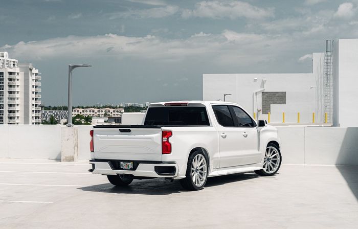 Modifikasi Chevrolet Silverado dengan tampilan ceper