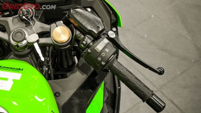 Tuas gas Kawasaki Ninja ZX-25R sudah model elektronik