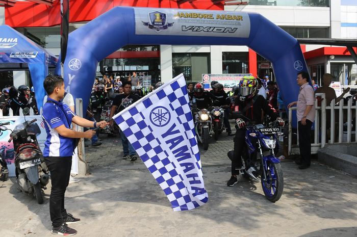 Irsyal Harahap (bagian promosi Yamaha Medan) melepas rombongan touring Jambore 1 Dekade Vixion di Medan