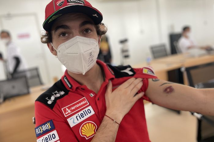 Francesco Bagnaia memperlihatkan luka memar setela ngebut di Sirkuit Mandalika pada tes MotoGP Indonesia 2022