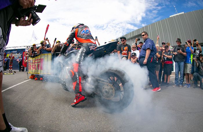 Setelah finish di tempat ketiga pada race 2 Superbike Australia 2021, Jack Miller disambut meriah penonton di sirkuit The Bend Motorsport Park