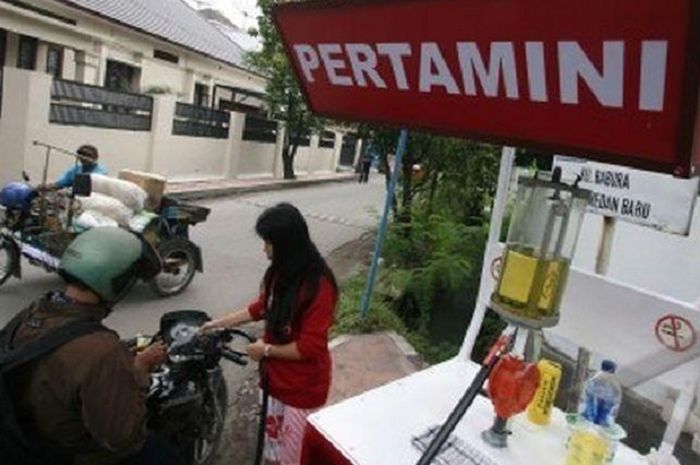 Ilustrasi Pertamini di pinggir jalan.