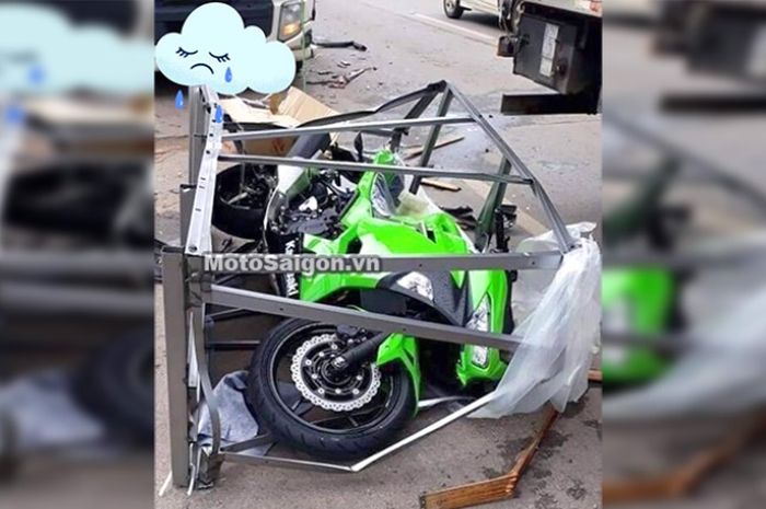 Kawasaki Ninja 400 jatuh dari truk