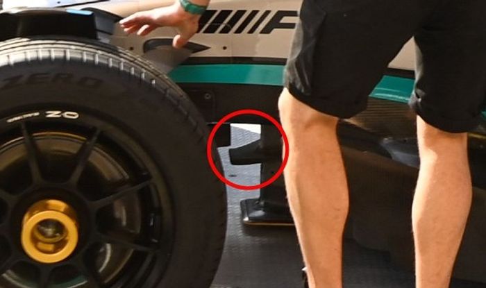 Ada sayap kecil atau winglet di bagian bawah mobil Mercedes W13 yang akan dipakai di F1 Spanyol 2022