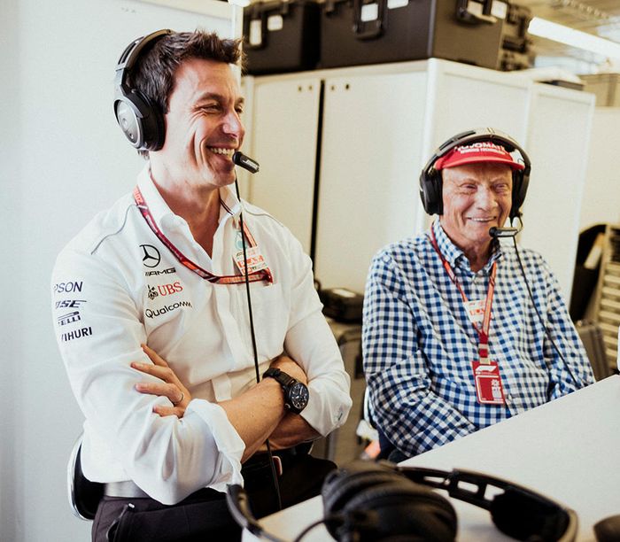 Semoga Niki Lauda (kanan) bisa kembali beraktivitas untuk menemani bos tim Mercedes Toto Wolff
