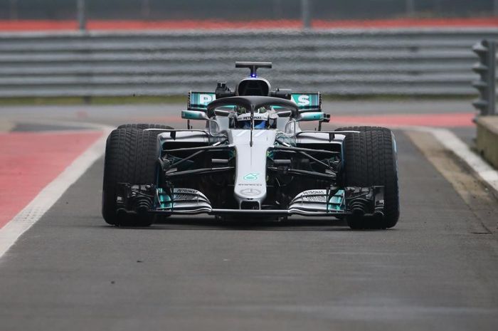Valtteri Bottas saat melakukan shakedown di sirkuit Silverstone dengan mobil Mercedes W09 untuk dipakai di musim balap F1 2018