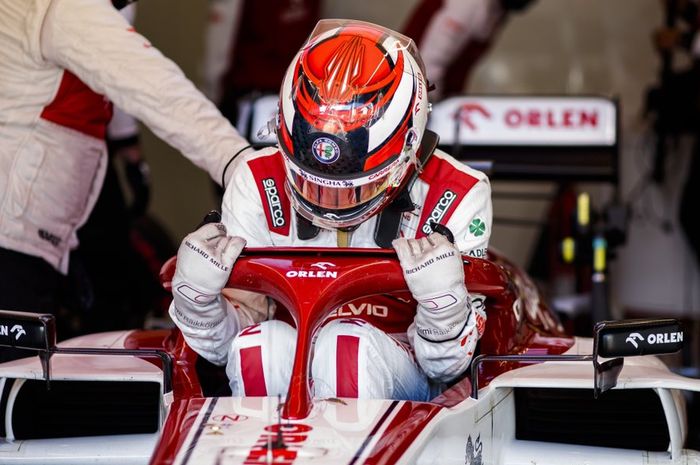 Kimi Raikkonen melakukan start menakjubkan di F1 Portugal 2020, meskipun finish tidak mendapat point