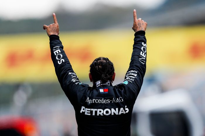 Lewis Hamilton juara dunia F1 tujuh kali di musim balap F1 2020, tetapi sampai awal 2021 belum mendapat perpanjangan kontrak dari tim Mercedes
