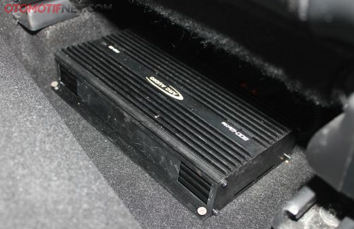 Sound processor ARC Audio PS8-50, ditempatkan di kolong jok. 
