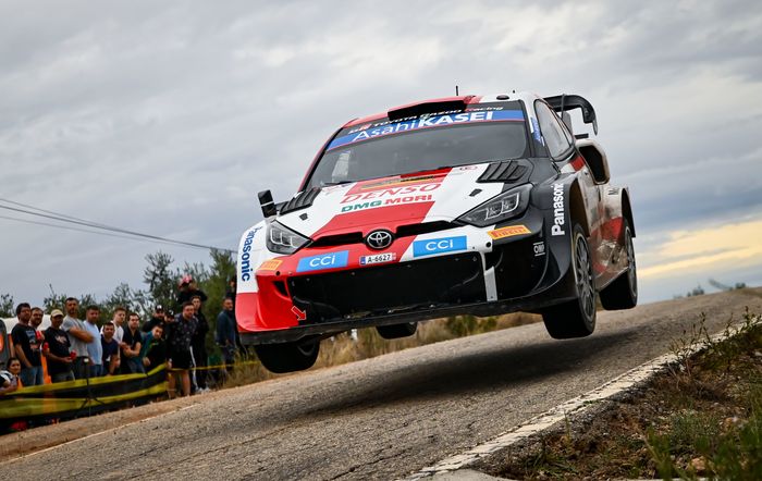 Sebastien Ogier beraksi mengemudikan Toyota GR Yaris Rally1 di hari terakhir Reli Catalunya 2022