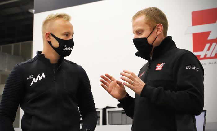 Tim Haas tetap mempertahankan Nikita Mazepin meskipun calon pembalap F1-nya itu mendapat kritikan pedas