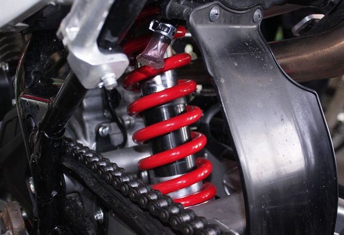 Sokbreker belakang masih standar, tapi tidak masalah saat landing dari table top.