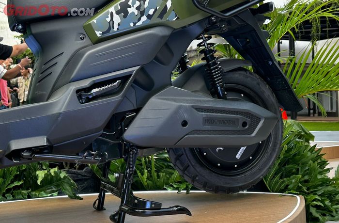 Tyranno ini dibenamkan baterai lithium 2,5 kWh dengan motor model hub wheel 3 kW mampu memuntahkan torsi 180 Nm