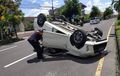 Roda Depan Sampai Perot, Toyota Calya Telentang di Jalan Saat Siang Bolong