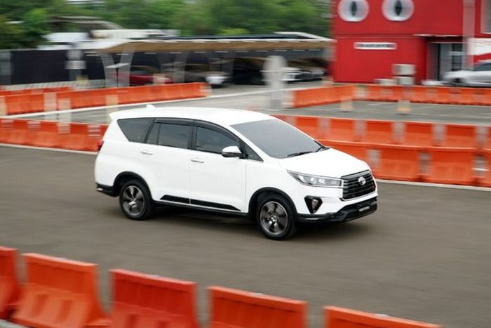 Toyota Kijang Innova facelift tipe New Venturer