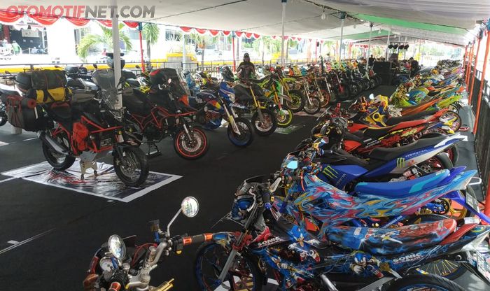 Untuk motor disiapkan tenda di depan mall