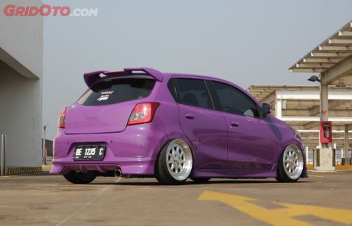 Datsun Go milik Aditia, sekujur bodi dibalut bodywrap Oracal warna ungu