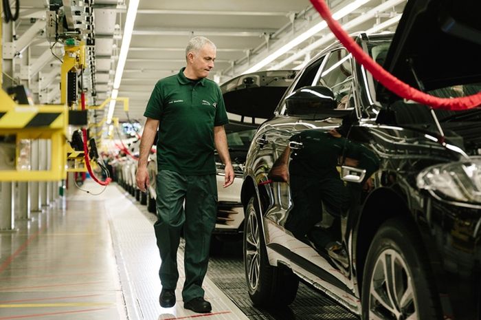 Jose Mourinho, Manager tim Manchester United, nggak hanya berkunjung ke pabriknya Jaguarl Land Rover tapi ikut ambil bagian dalam proses produksi