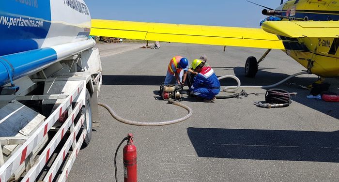 Proses pemindahab solar dari tangki ke pesawat air tractor