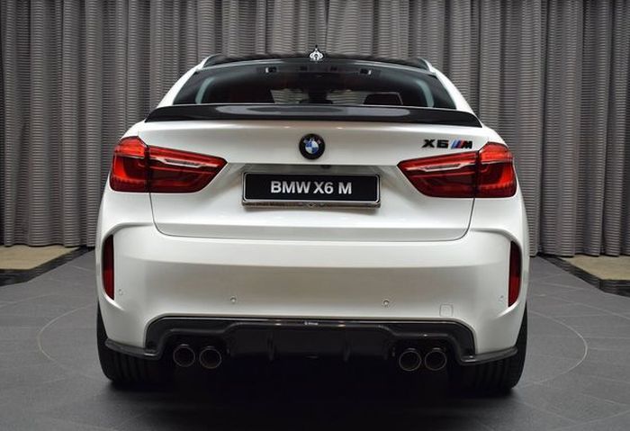 Tampak belakang BMW X6M hasil modifikasi