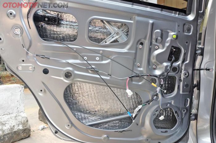 Pasang peredam di mobil bekas atau mobil baru bisa dilakukan untuk mengurangi kebisingan dan menahan udara panas masuk