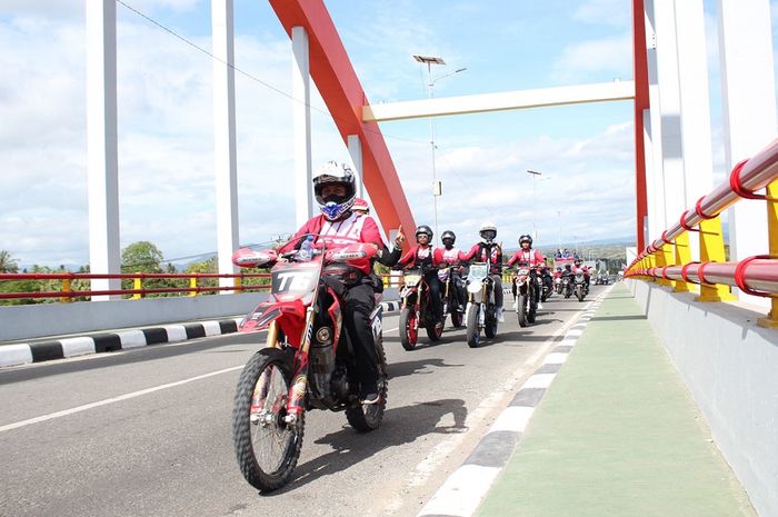 Tercatat lebih dari 400 bikers anggota Honda CRF150L dari seluruh penjuru Tanah Air memberikan dukungan dengan hadir di MXGP Samota 2022 untuk mendukung pembalap Indonesia di kelas MX2 yaitu Delvintor Alfarizi