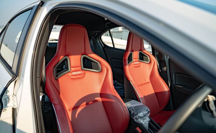 Sepasang jok Recaro Sportster CS di kabin Honda City Hatchback