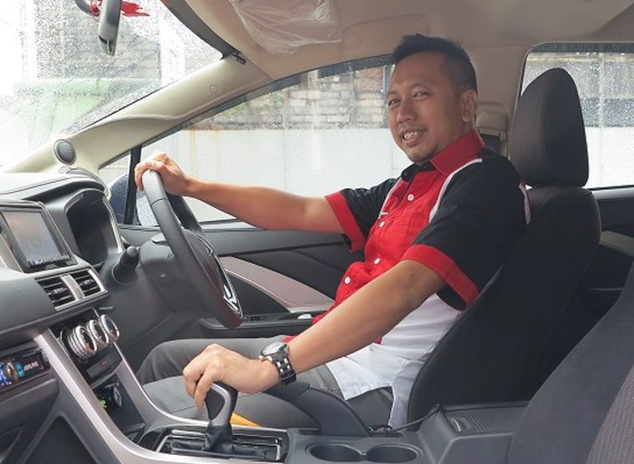 Oche Ardiani. Awalnya suka, terus jadi hobi. Sekarang kalau audio mobil sendiri enggak main SQ, rasanya kayak ada yang kurang. Main audio bisa nyandu juga ya bro?
