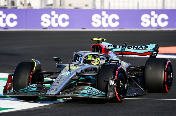 Pembalap tim Mercedes, Lewis Hamilton menjalani sesi latihan F1 Arab Saudi 2022 hari Jumat (25/3)