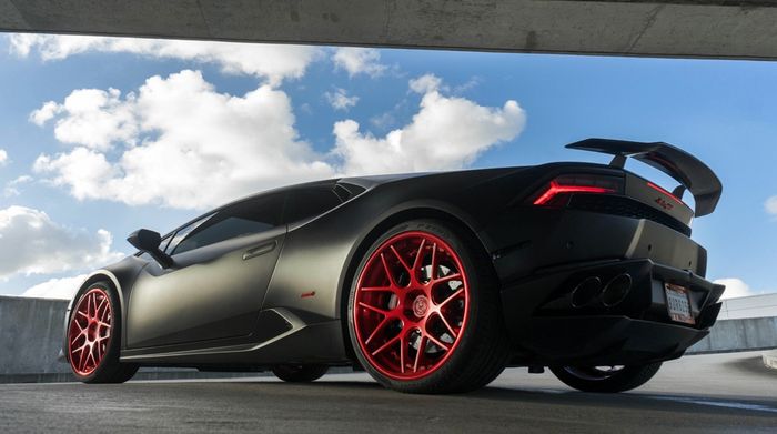 Lamborghini Huracan pakai kelir hitam doff dan pelek ngejreng