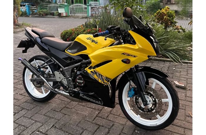 Ninja RR generasi terakhir bentuk bodinya lebih tegas dan mengotak