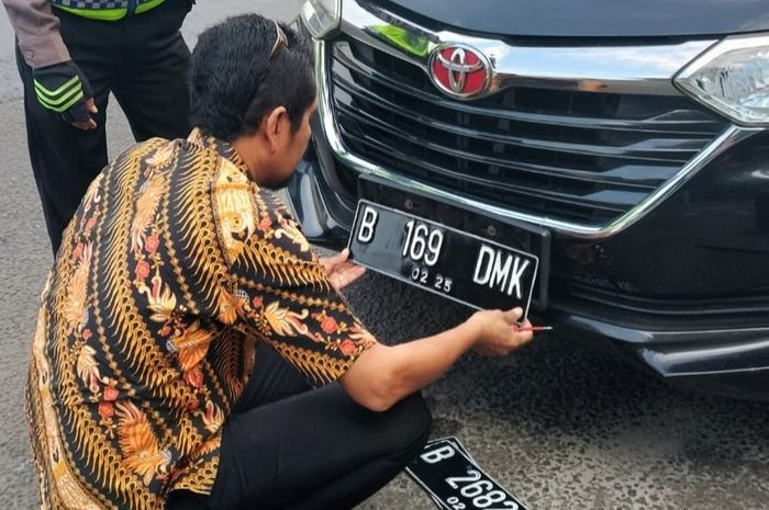 Pengunaan pelat palsu