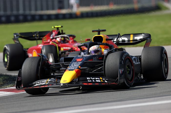 Max Verstappen berhasil menahan serangan Carlos Sainz di balap F1 Kanada 2022