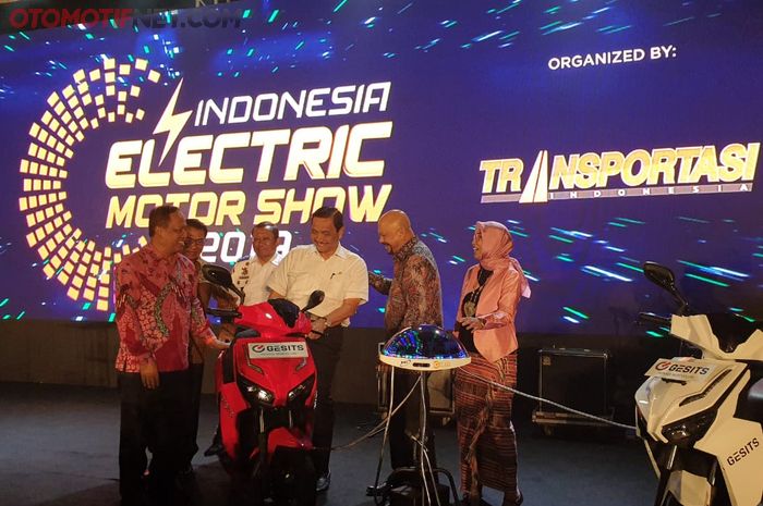 Menko Maritim, Luhut Binsar Panjaitan membuka pameran Indonesia Electric Motor Show (IEMS)