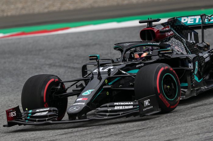 Lewis Hamilton menyebut tim Mercedes sebagai salah satu tim terbaik usai menempatkan dua pembalap di dua posisi start terdepan 