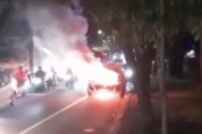Mazda CX-7 terbakar bak api unggun di tengah jalan Ringroad kota Medan, Sumatera Utara