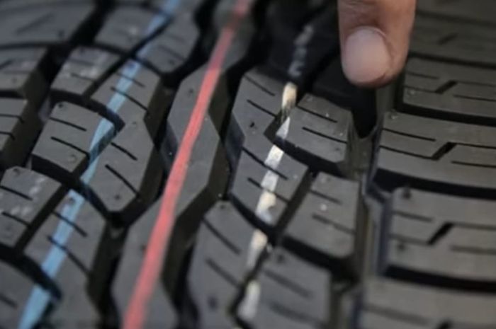 Ilustrasi garis warna pada ban hanya untuk mempermudah saat produksi