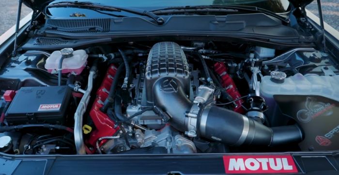 Mesin standar V8 6.200cc supercharger bertenaga 840 dk dan torsi 1.043 Nm