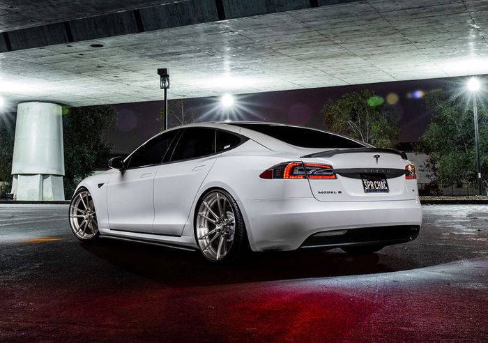 Modifikasi Tesla Model S gaya sporty minimalis pakai add-on serat karbon