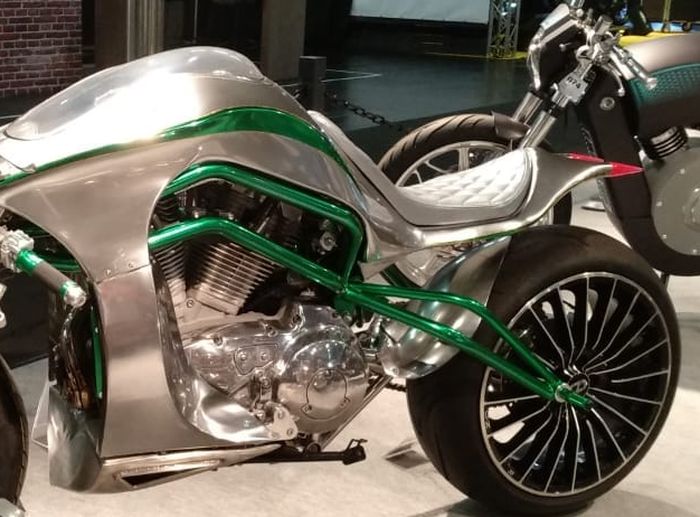 Rangka dicat kontras dengan warna hijau demi menonjolkan otot