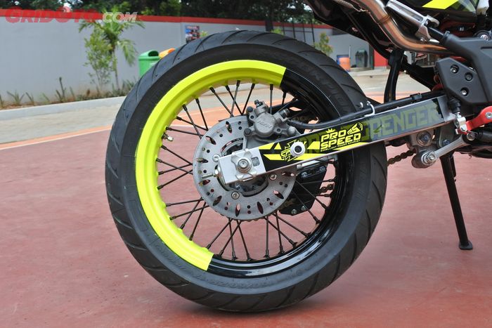 Contoh ban supermoto di Honda CRF 150 garapan Caos Custom.