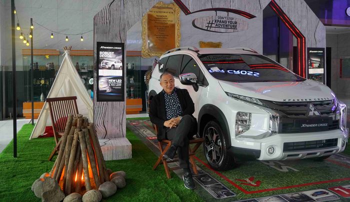 Tsunehiro Kumimoto saat berpose bersama Mitsubishi Xpander Cross.