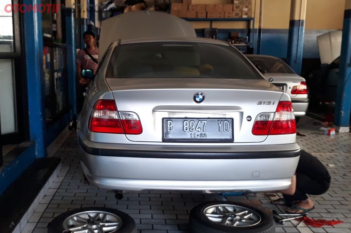 BMW 318i yang sedang diperbaiki di bengkel spesialis BMW Anugrah Motor