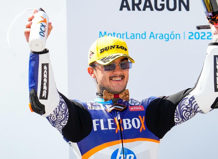 Dasi dan tali saat selebrasi Aron Canet