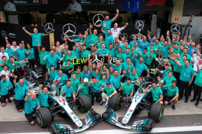 Kubu Mercedes F1 merayakan titel juara dunia musim ini di F1 Brasil 2018