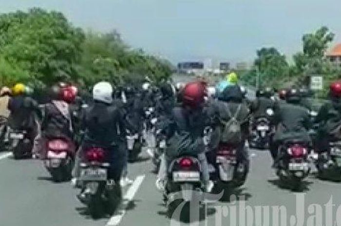 Rombongan motor mahasiswa demo nekat terobos masuk akses jalan ke exit tol Kaligawe, Rabu (13/04/2022).